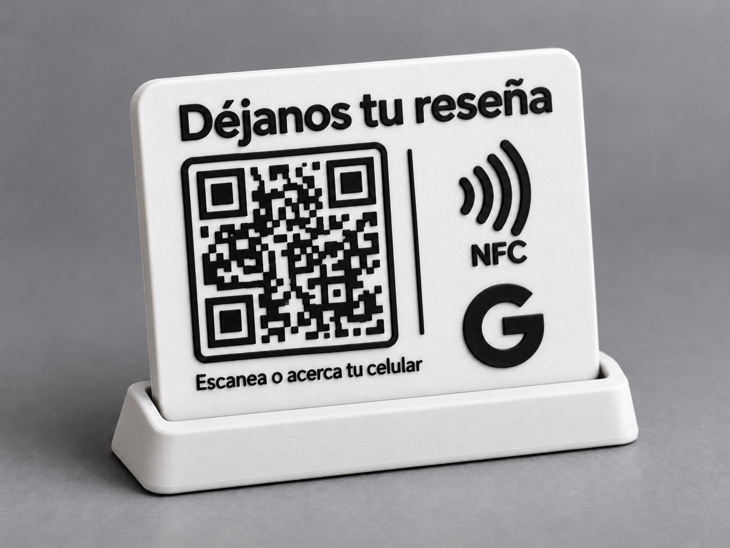 Soporte de sobremesa Tangiblo blanco con la invitación Déjanos tu reseña, un código QR y el símbolo NFC